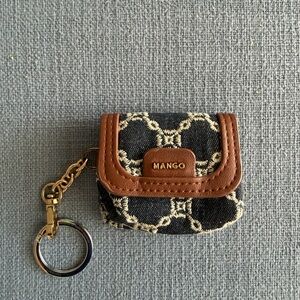 MANGO Embroidered chains Airpods case